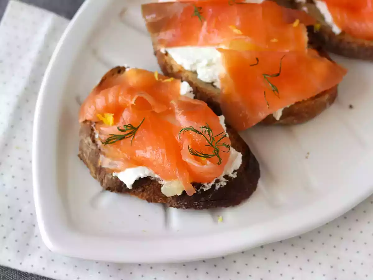 Tostas (torradinhas) de queijo de cabra e salmão defumado - foto 3