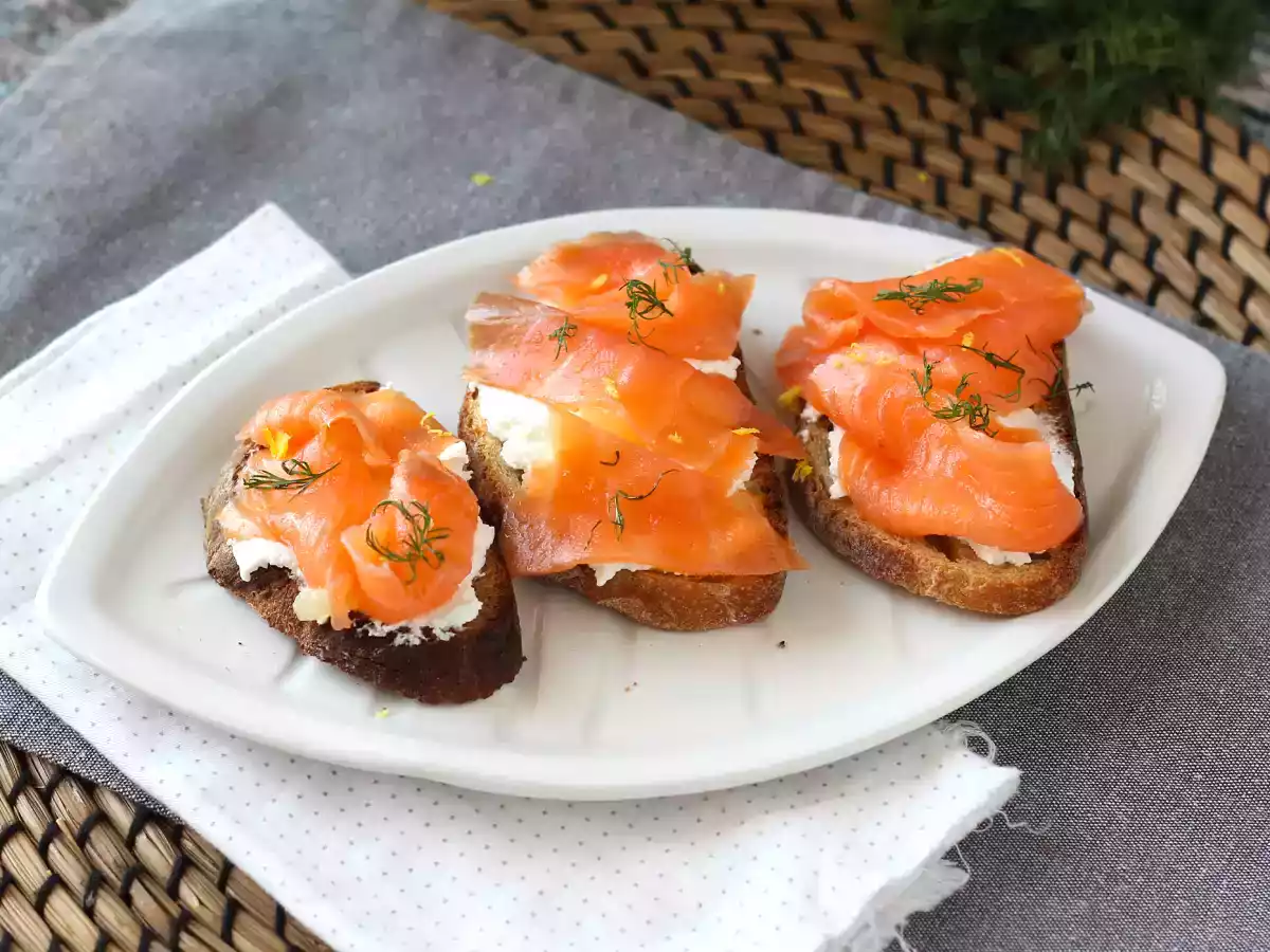 Tostas (torradinhas) de queijo de cabra e salmão defumado - foto 4