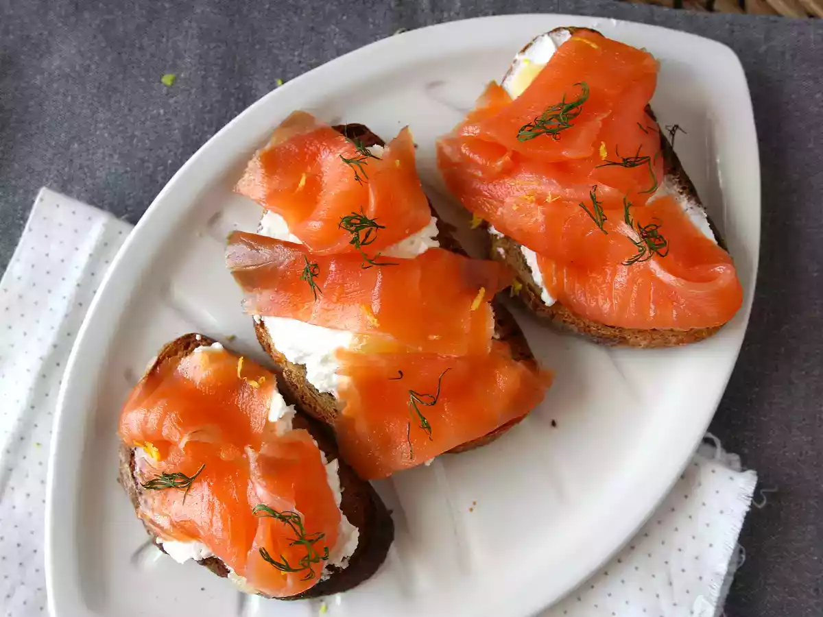 Tostas (torradinhas) de queijo de cabra e salmão defumado - foto 5