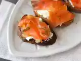 Tostas (torradinhas) de queijo de cabra e salmão defumado, foto 2