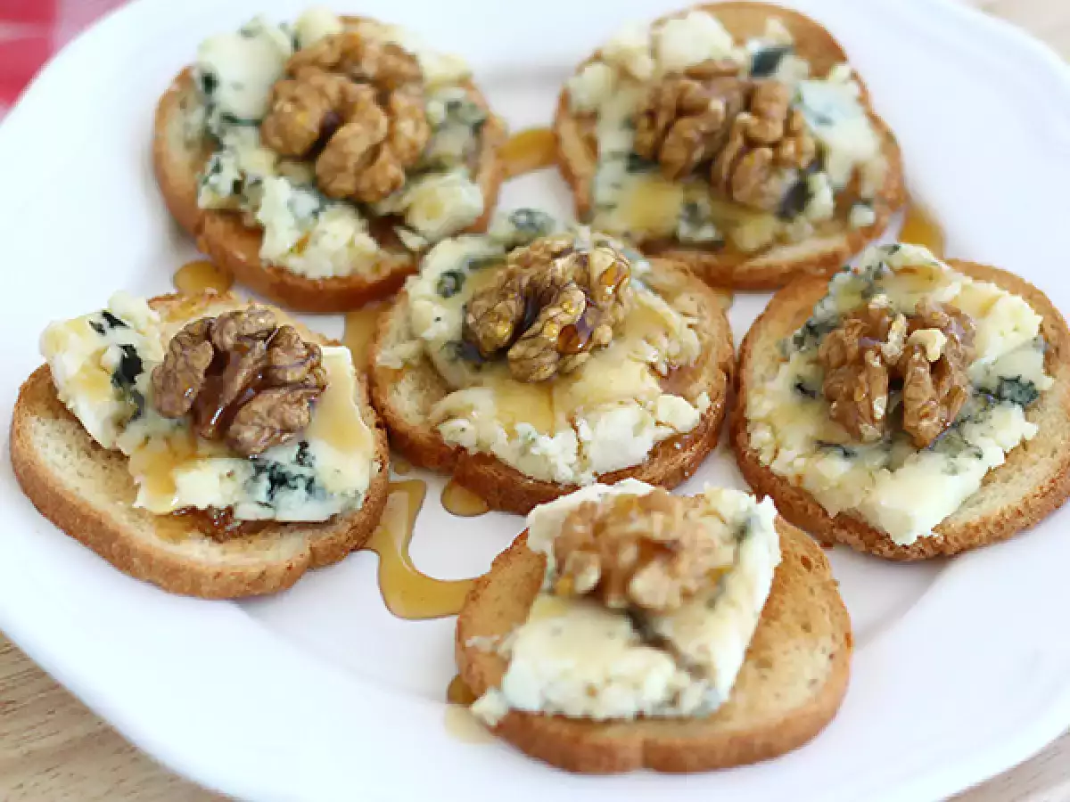 Tostas/torradas com roquefort, nozes e mel