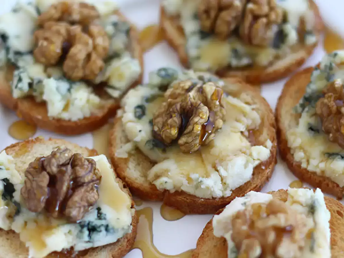 Tostas/torradas com roquefort, nozes e mel - foto 2