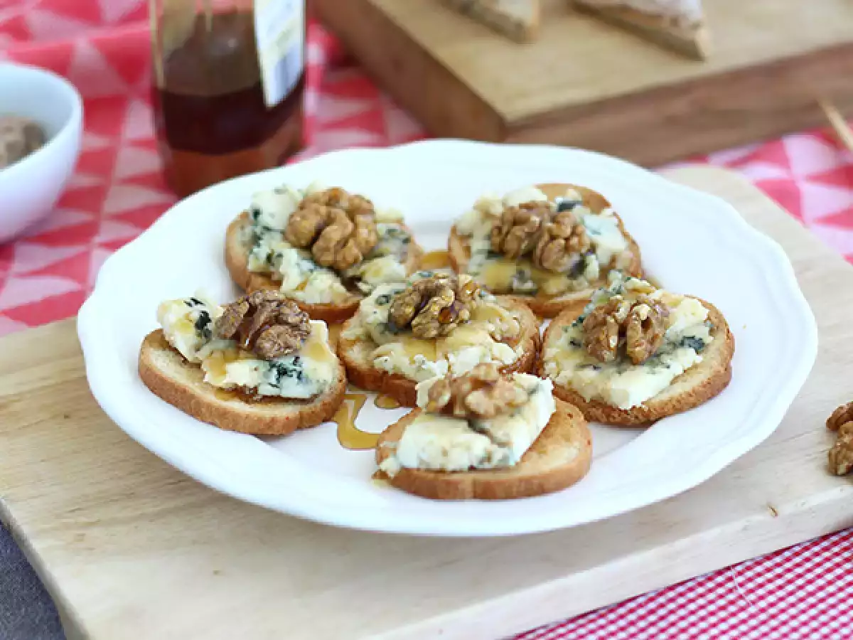 Tostas/torradas com roquefort, nozes e mel - foto 3
