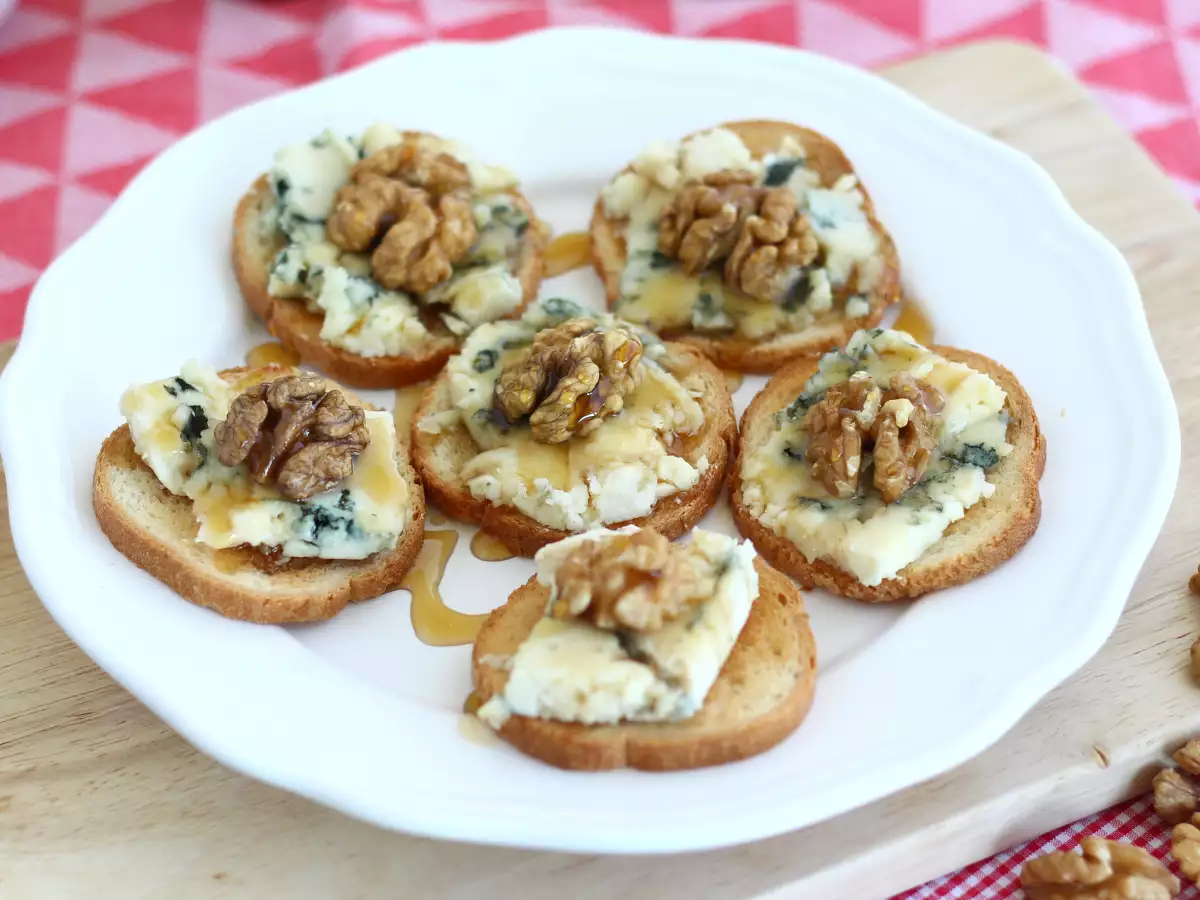 Tostas/torradas com roquefort, nozes e mel - foto 4