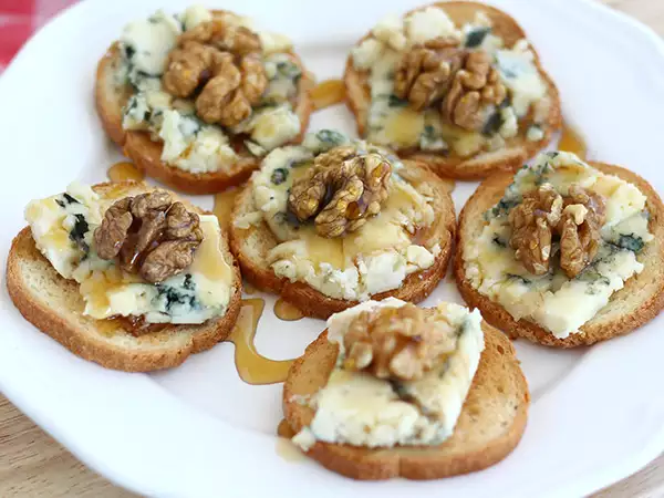 Receita Tostas/torradas com roquefort, nozes e mel