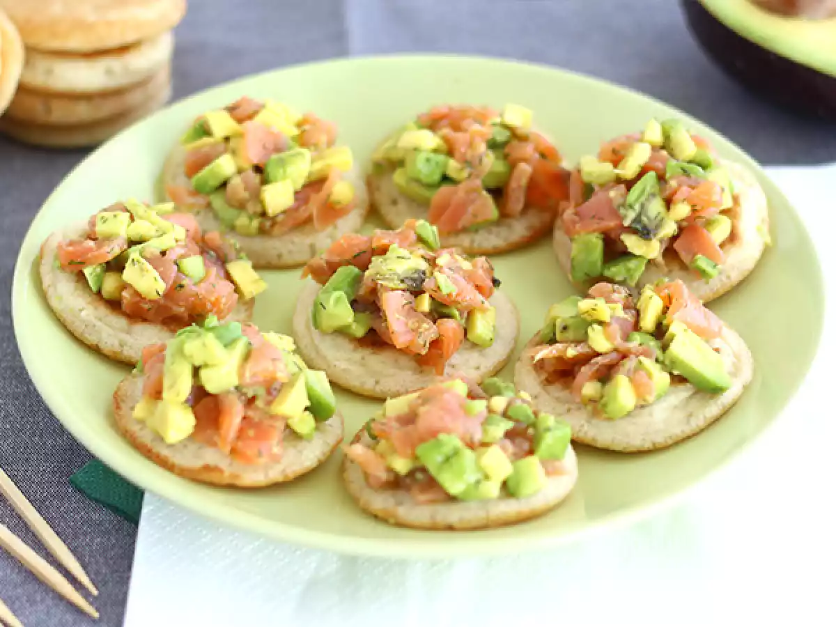 Tostas/Torradas com salmão e abacate