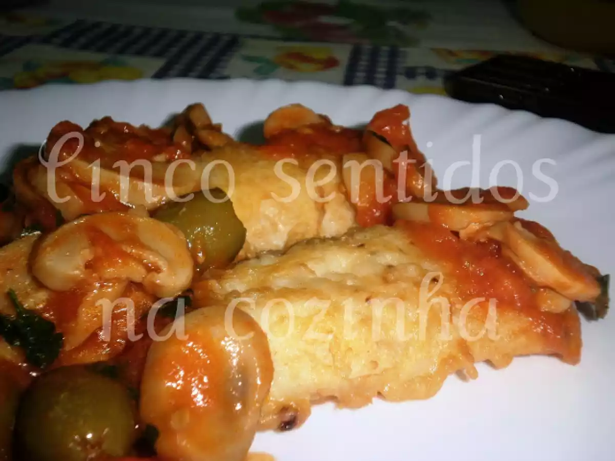 Tranches de pescada em molho de tomate, cogumelos e azeitonas
