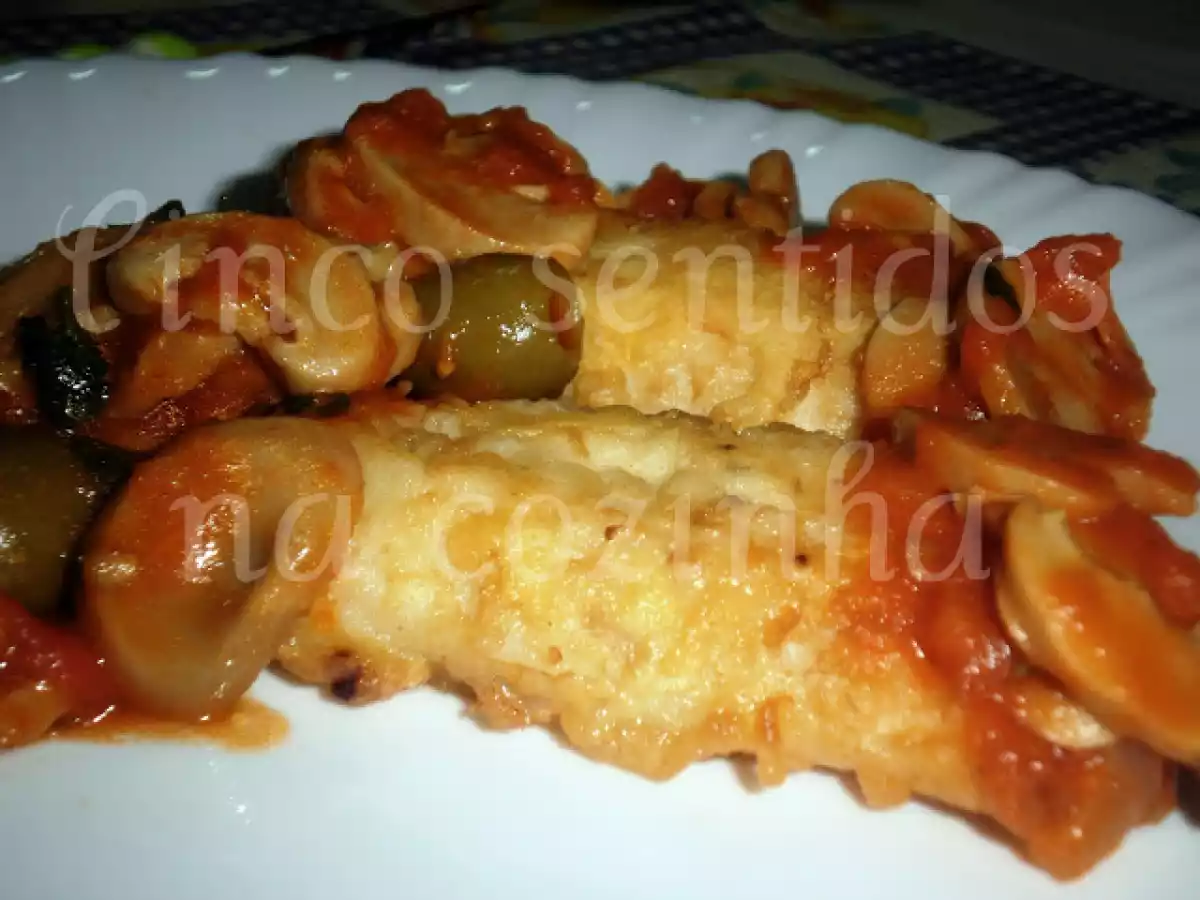 Tranches de pescada em molho de tomate, cogumelos e azeitonas - foto 2
