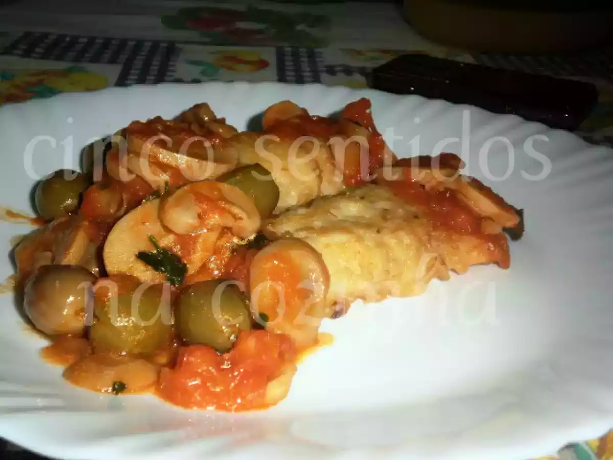Tranches de pescada em molho de tomate, cogumelos e azeitonas - foto 8