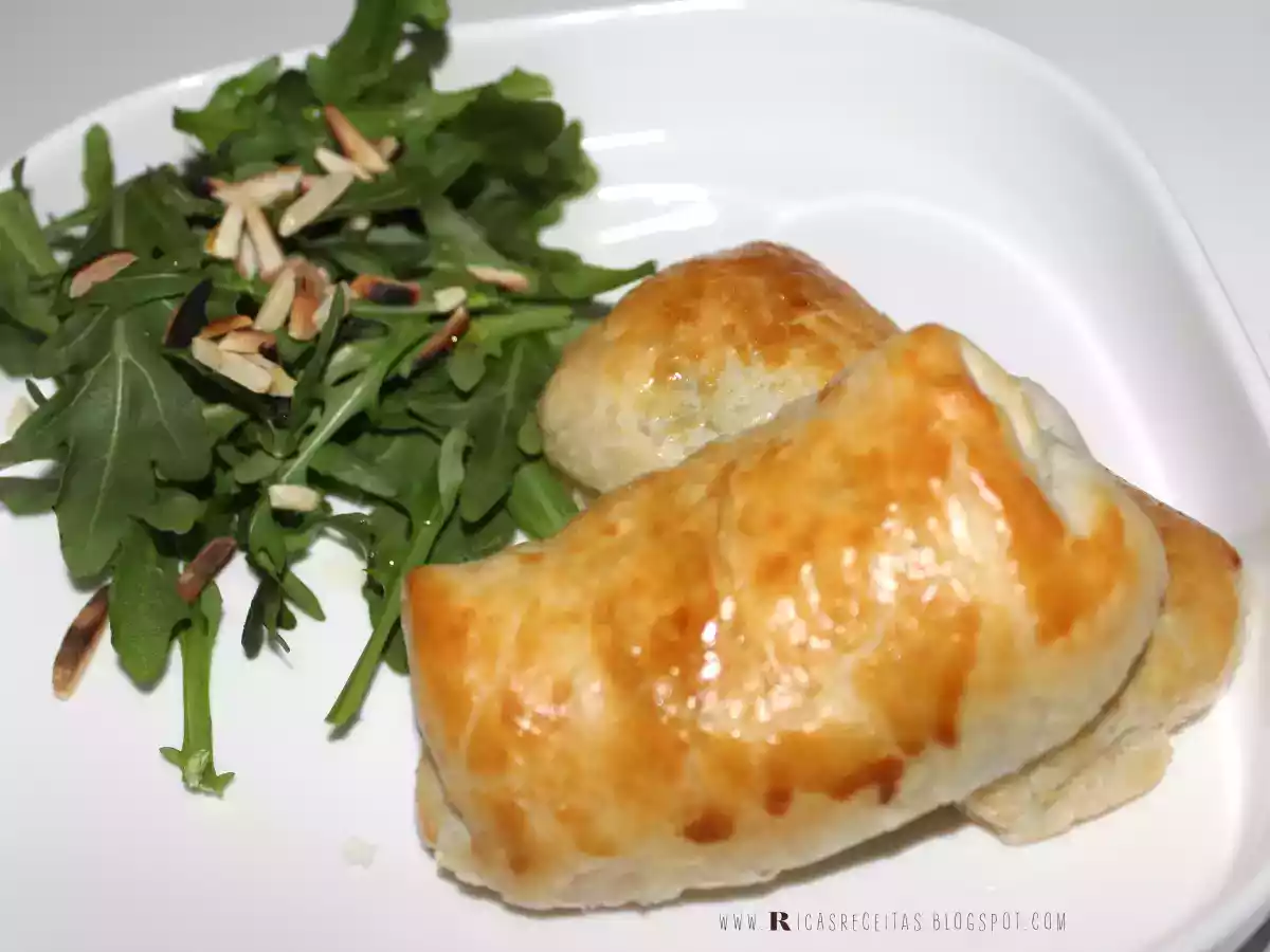 Travesseiros de bacalhau com rúcula, amêndoa e mel