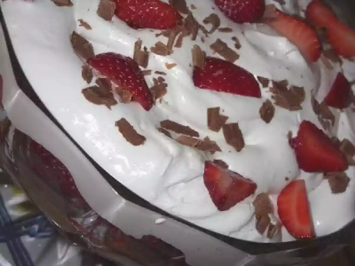TRIFLE DE CHOCOLATE E MORANGO
