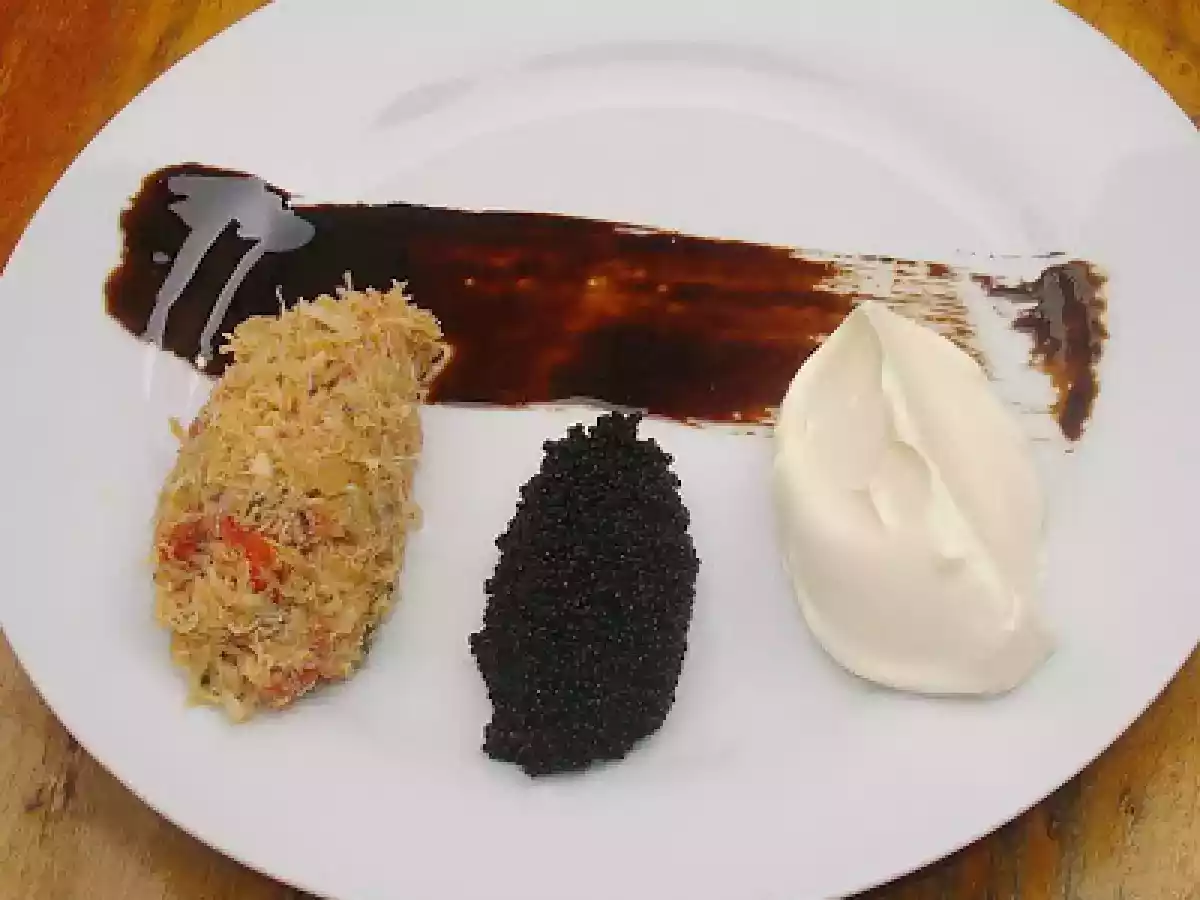 Trio de caranguejo, ovas e creme azedo com redução de balsâmico.
