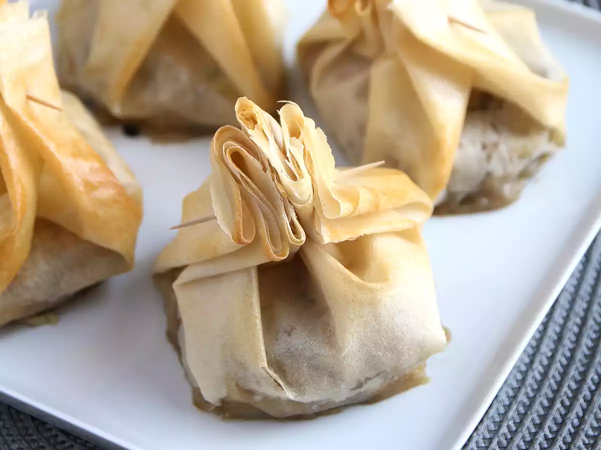 Trouxinhas crocantes de cogumelo, queijo e pêras