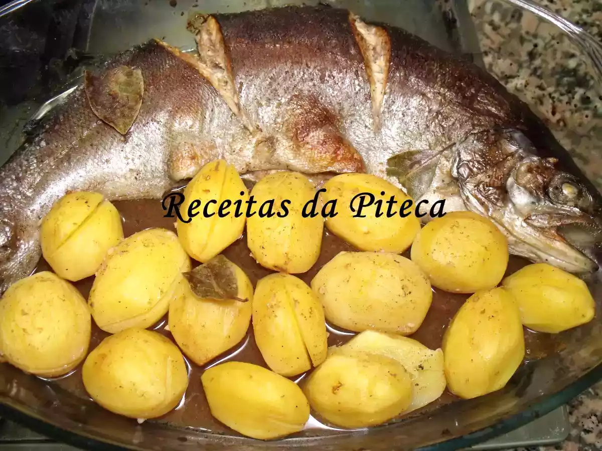 Truta salmonada assada com limão e vinagre balsâmico