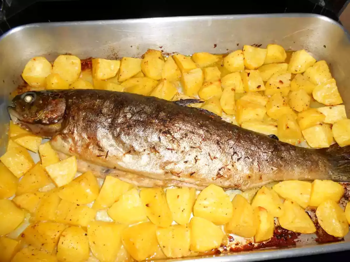 Truta salmonada com limão e batatas assadas com alho