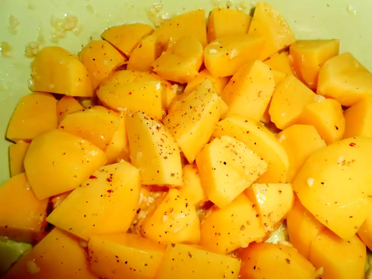 Truta salmonada com limão e batatas assadas com alho - foto 2