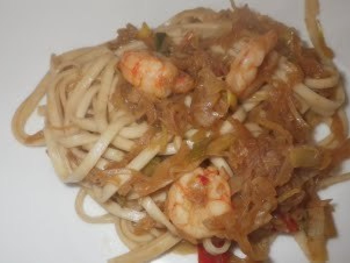Udon com legumes e camarão