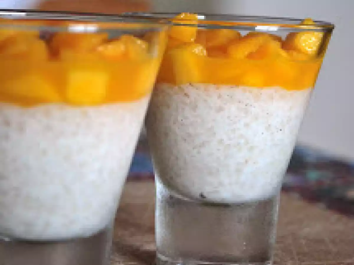 Verrine de tapioca e leite de coco com frutas
