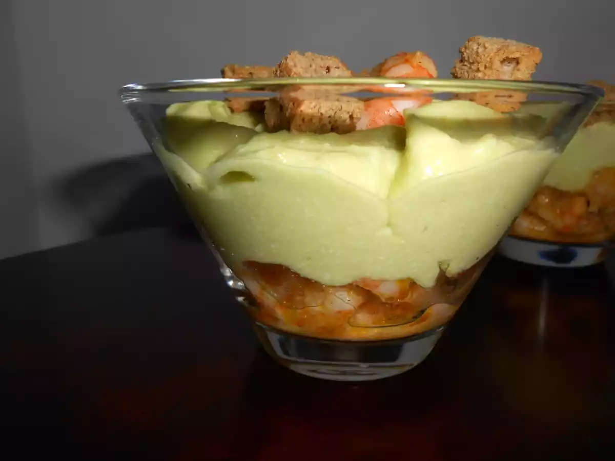 Verrines de abacate com queijo fresco e camarão