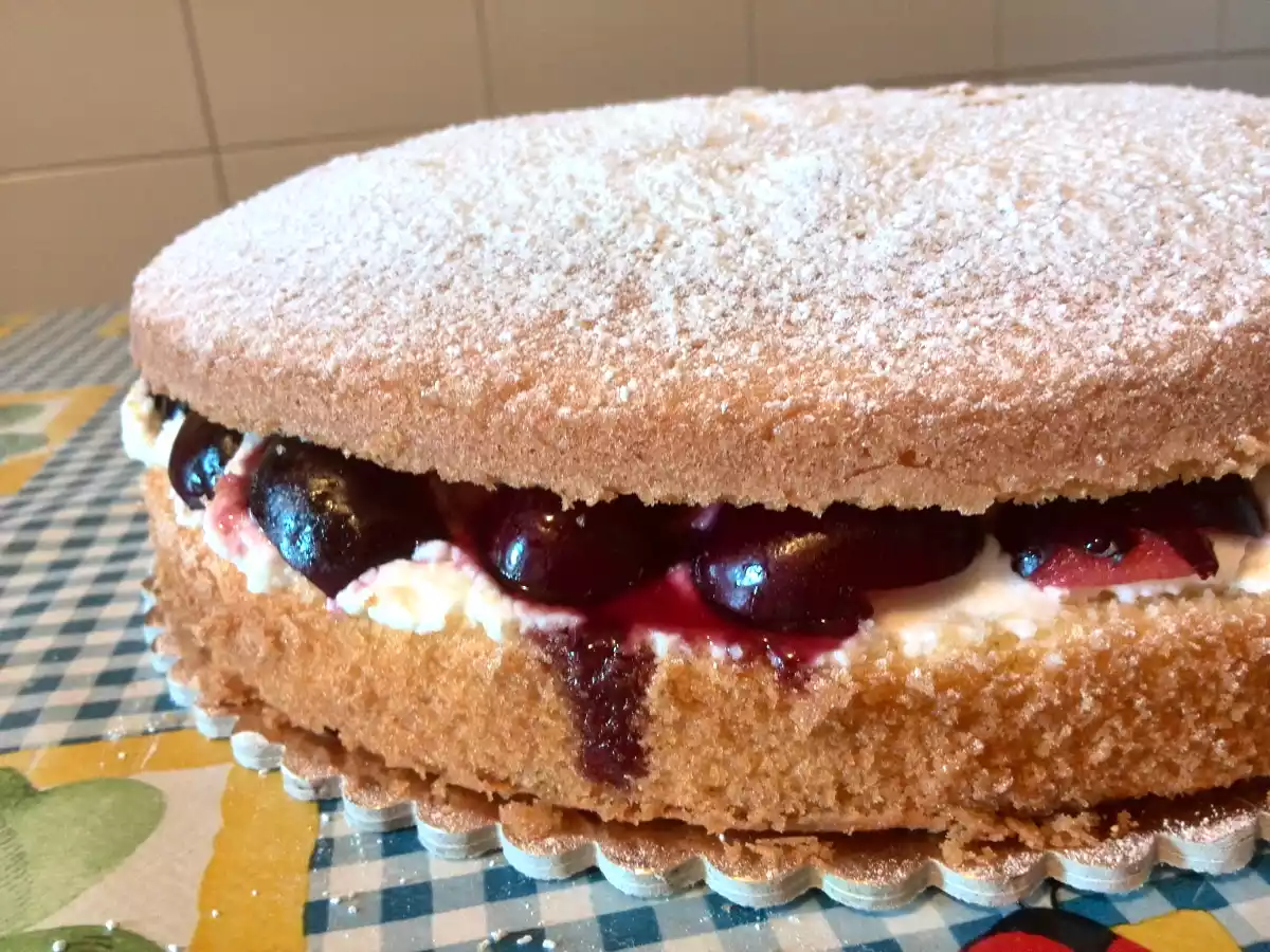 Victoria Sandwich com Mascarpone e Cerejas