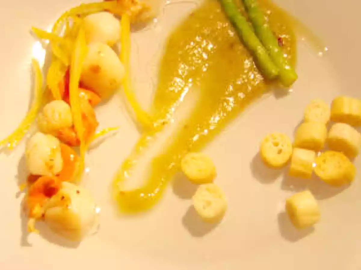 Vieiras, com caramelo de limão e puré de espargos