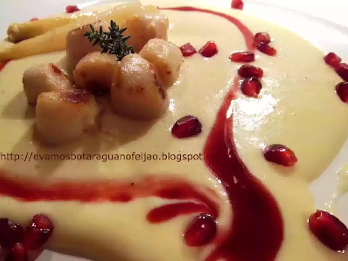 Vieiras douradas com creme de aspargos e molho de romã