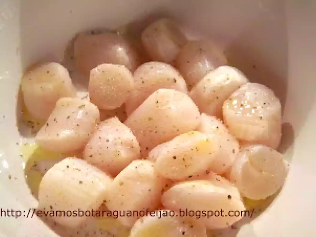 Vieiras douradas com creme de aspargos e molho de romã - foto 4