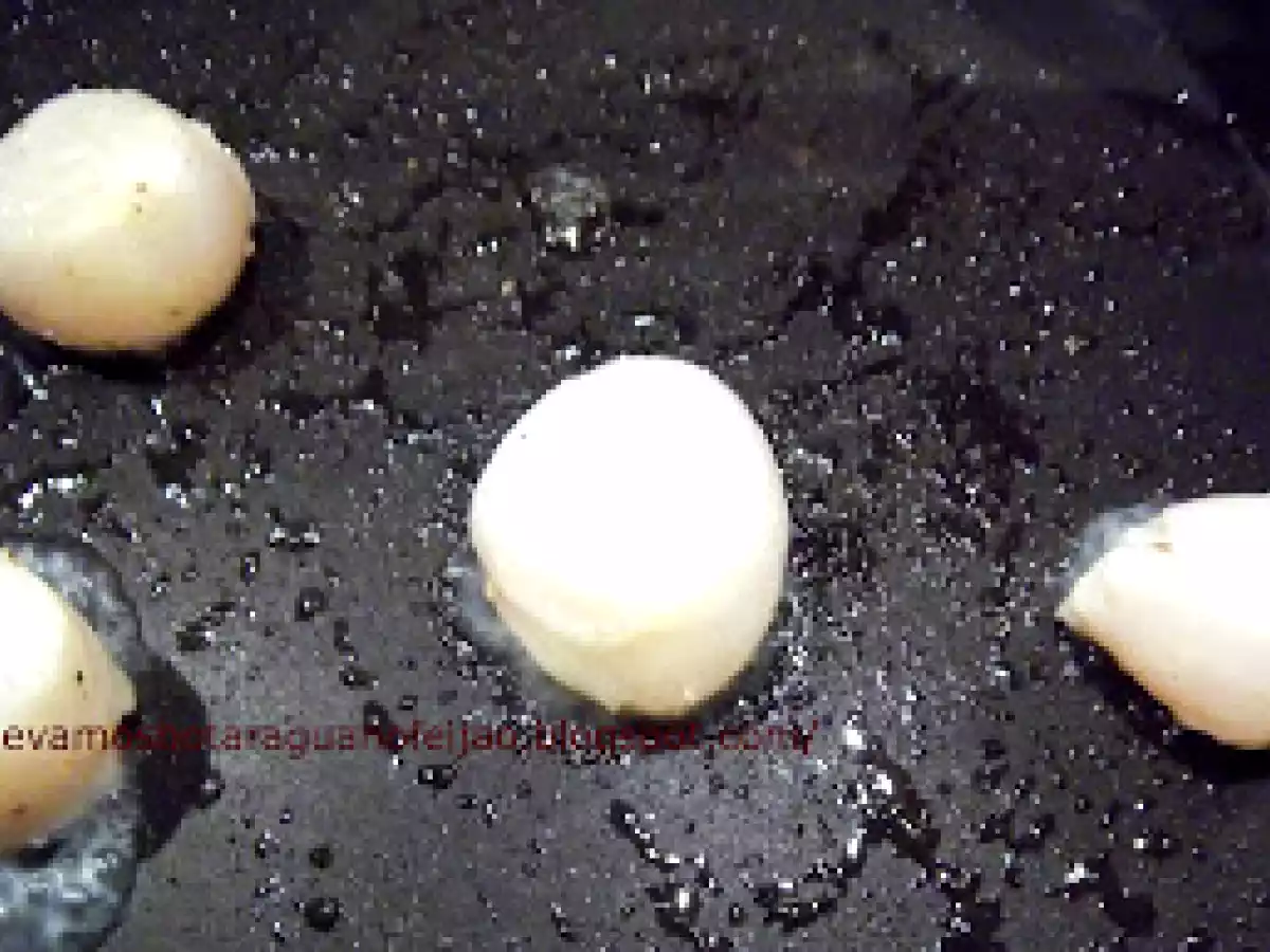 Vieiras douradas com creme de aspargos e molho de romã - foto 5