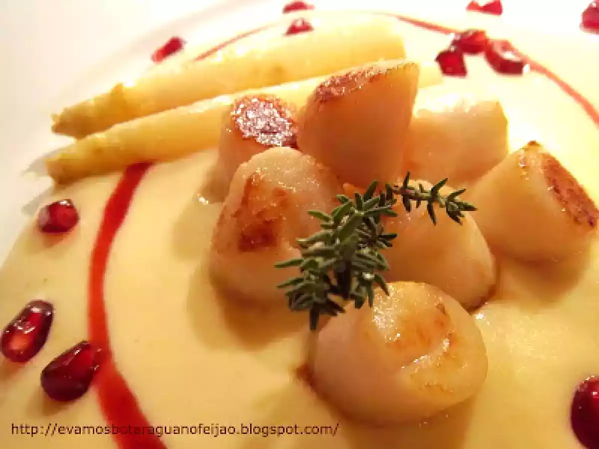 Vieiras douradas com creme de aspargos e molho de romã - foto 7