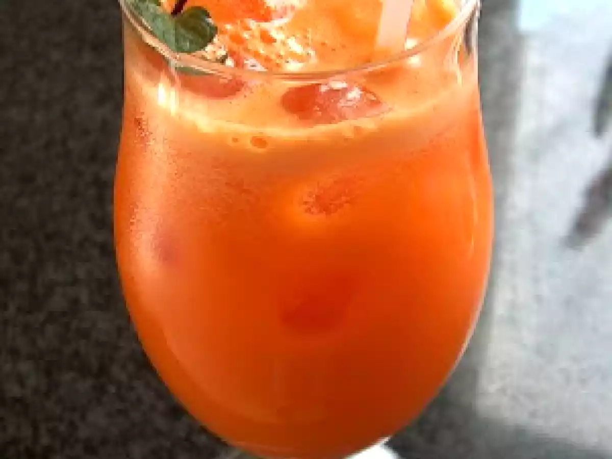 VITAMINAS ON THE ROCKS - SUMO NATURAL DE CENOURA, MAÇÃ E LARANJA