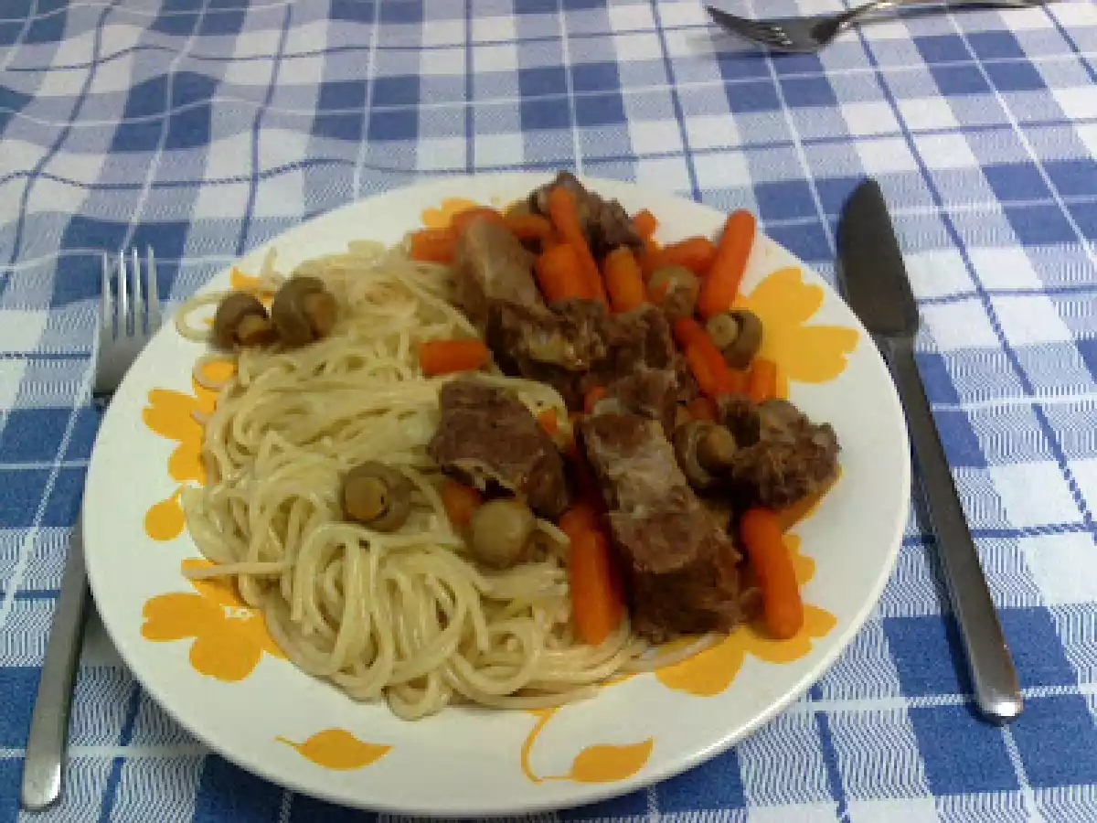 VITELA ESTUFADA COM CENOURINHAS E COGUMELOS NA FUSSION COOK