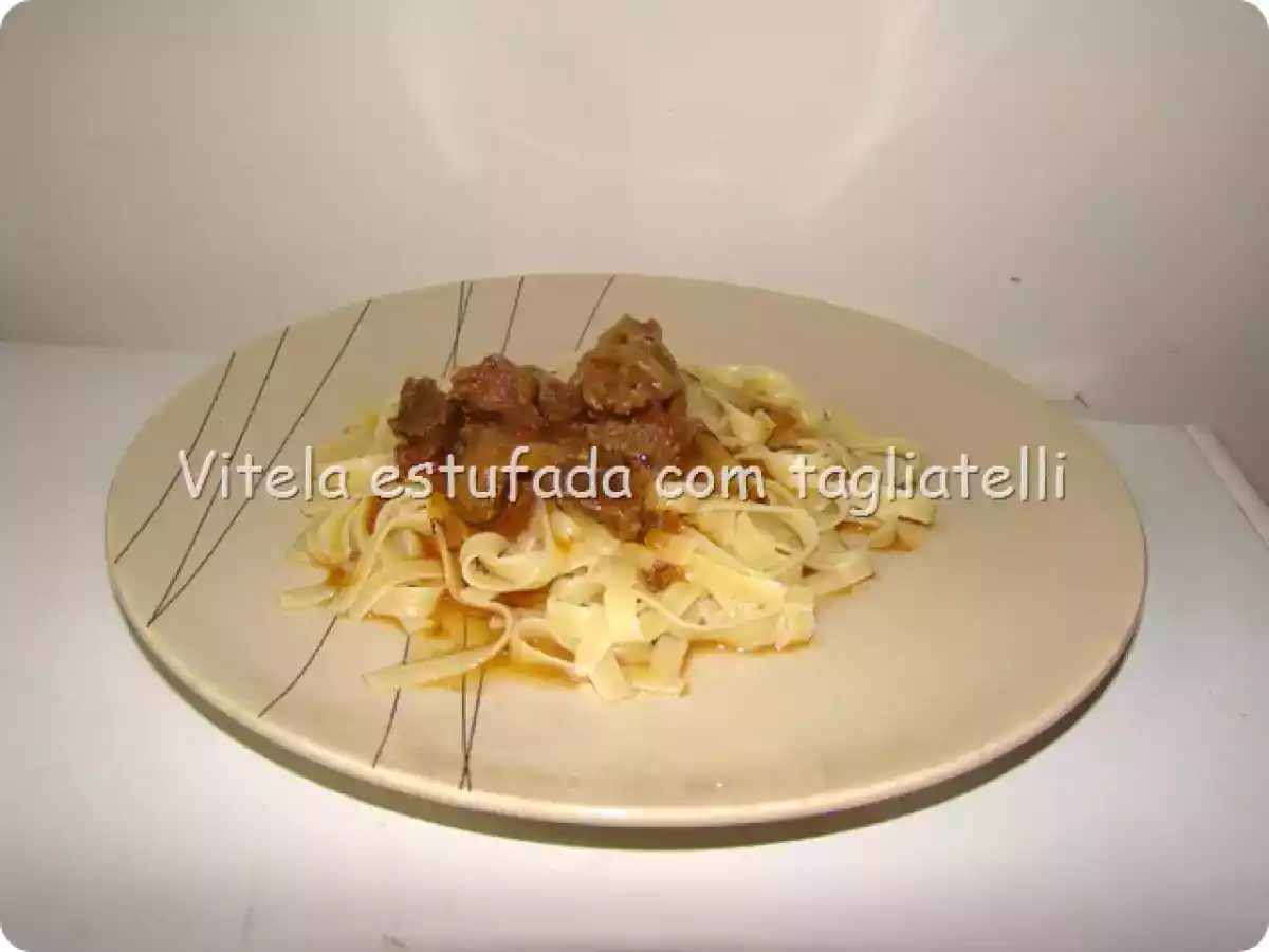 Vitela estufada com tagliatelli