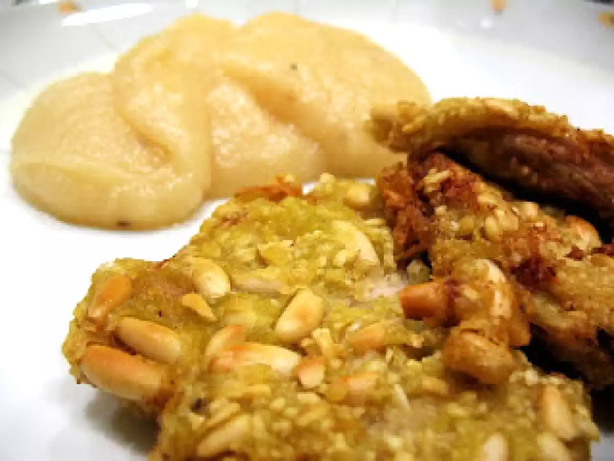 Vitela panada com pinhões e puré de maçã e louro