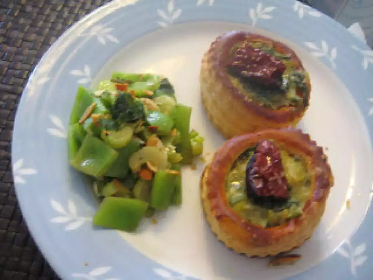 Vol-au-vents de bacalhau e espinafres com salada de feijão verde e aipo