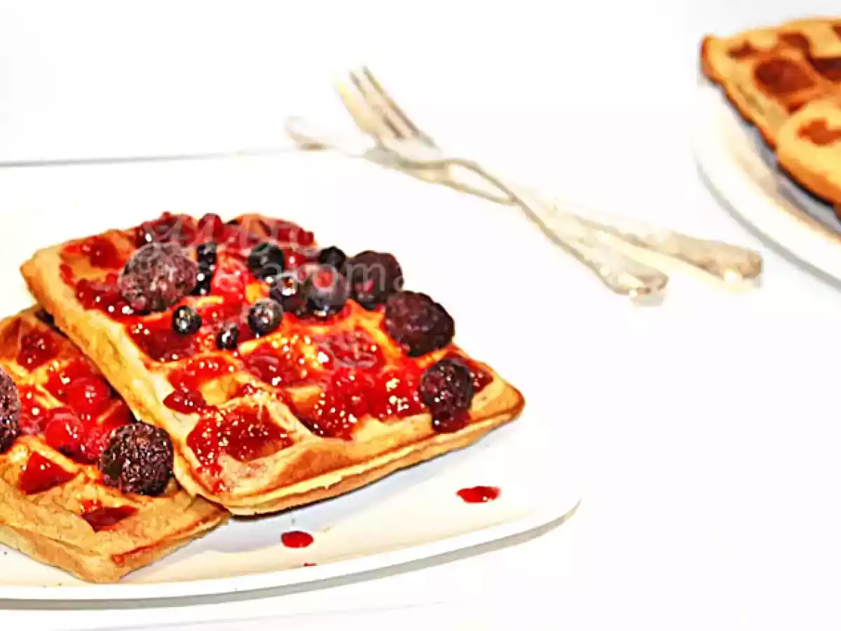 Waffle com geleia de framboesa e Frutos Silvestres.