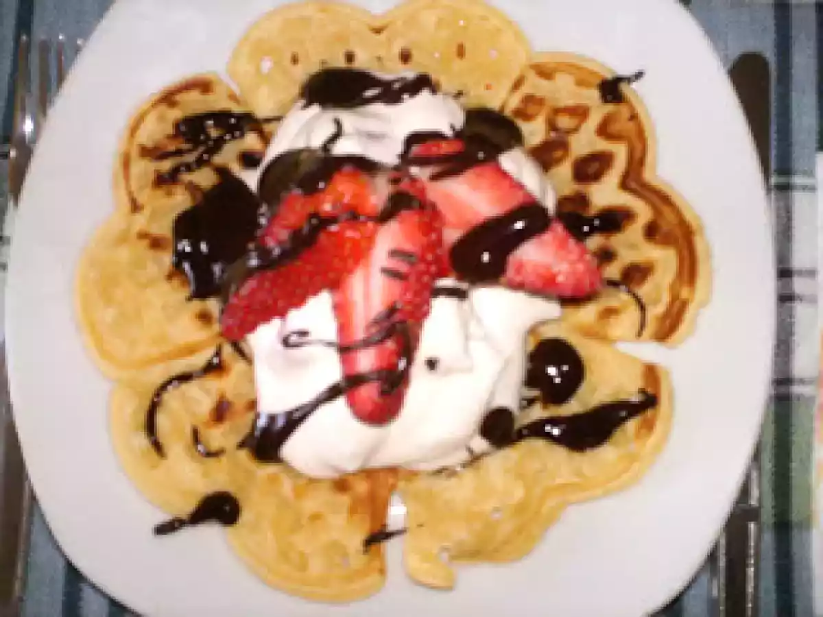 Waffles com creme de morangos