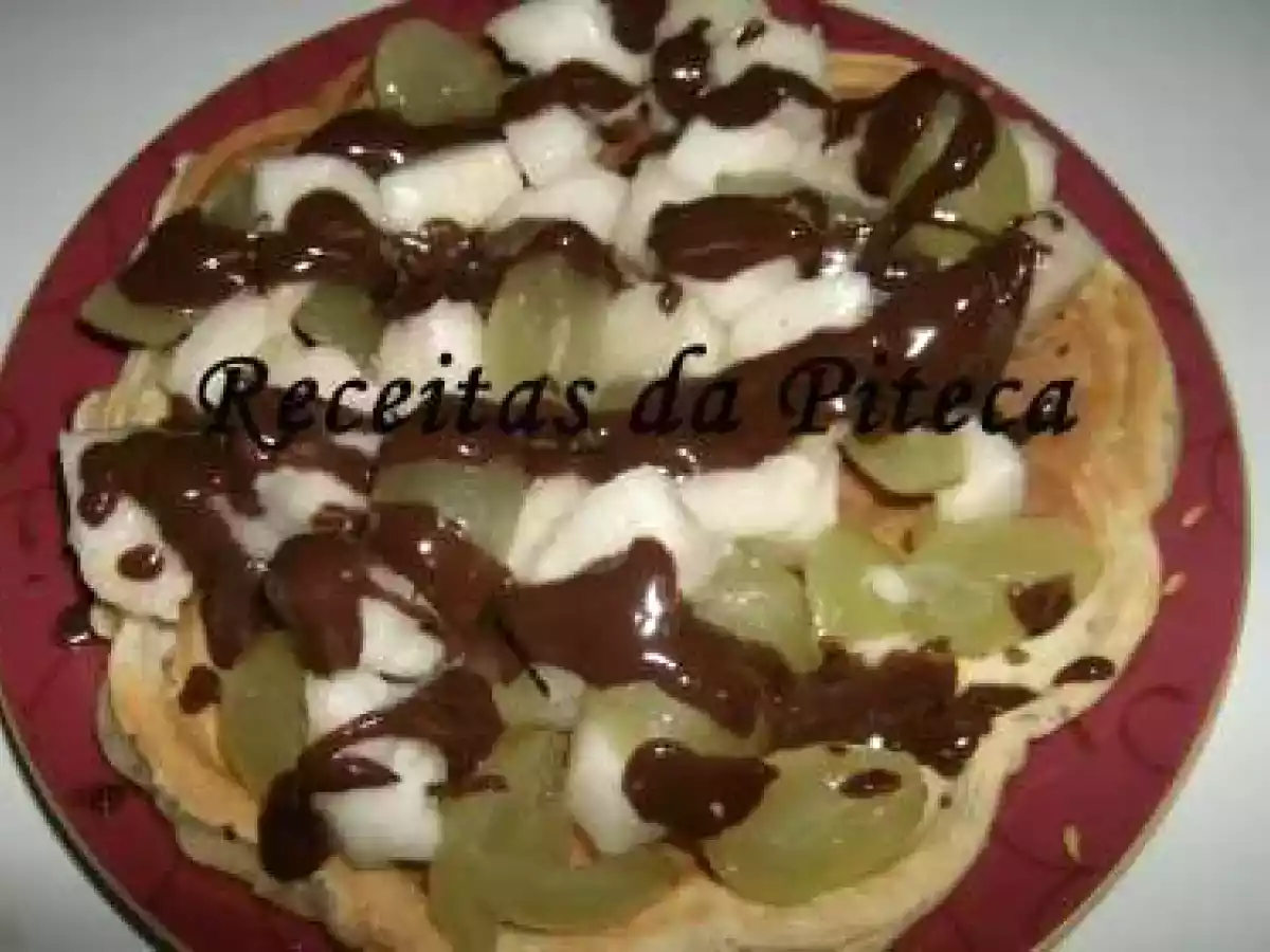 Waffles com fruta e chocolate
