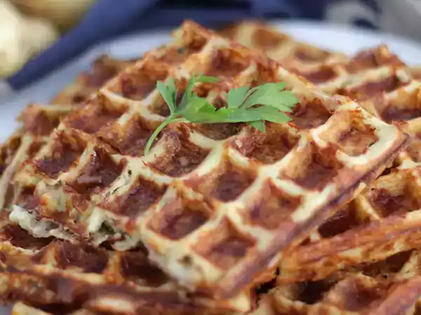 Waffles de batata com bacon e queijo