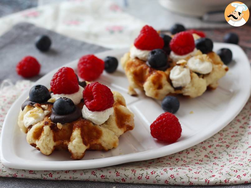 Waffles de frutas, chocolate e creme mascarpone