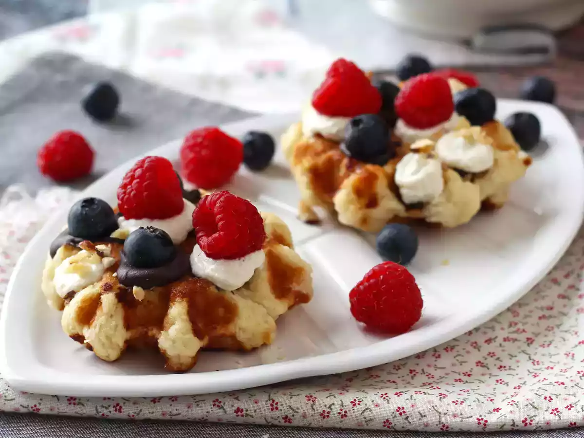Waffles de frutas, chocolate e creme mascarpone