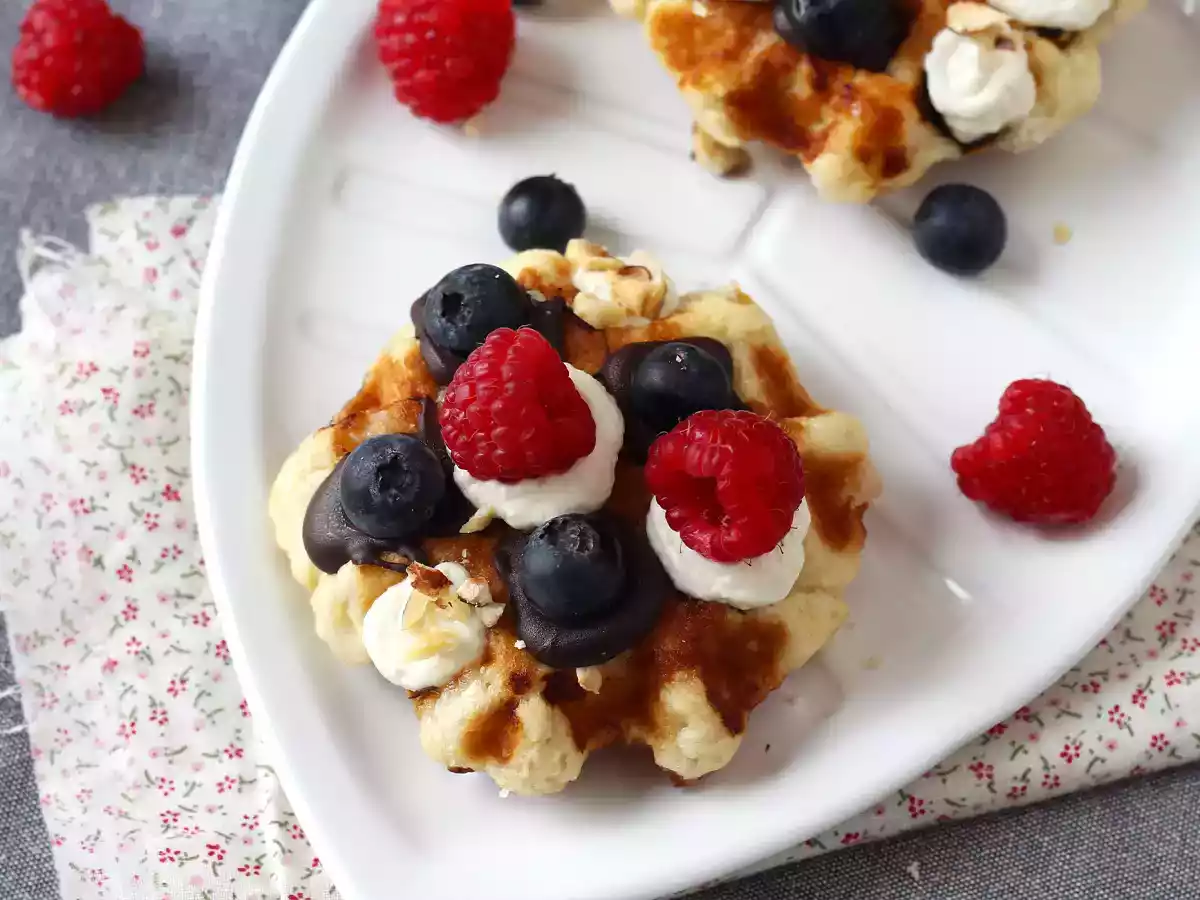 Waffles de frutas, chocolate e creme mascarpone - foto 2