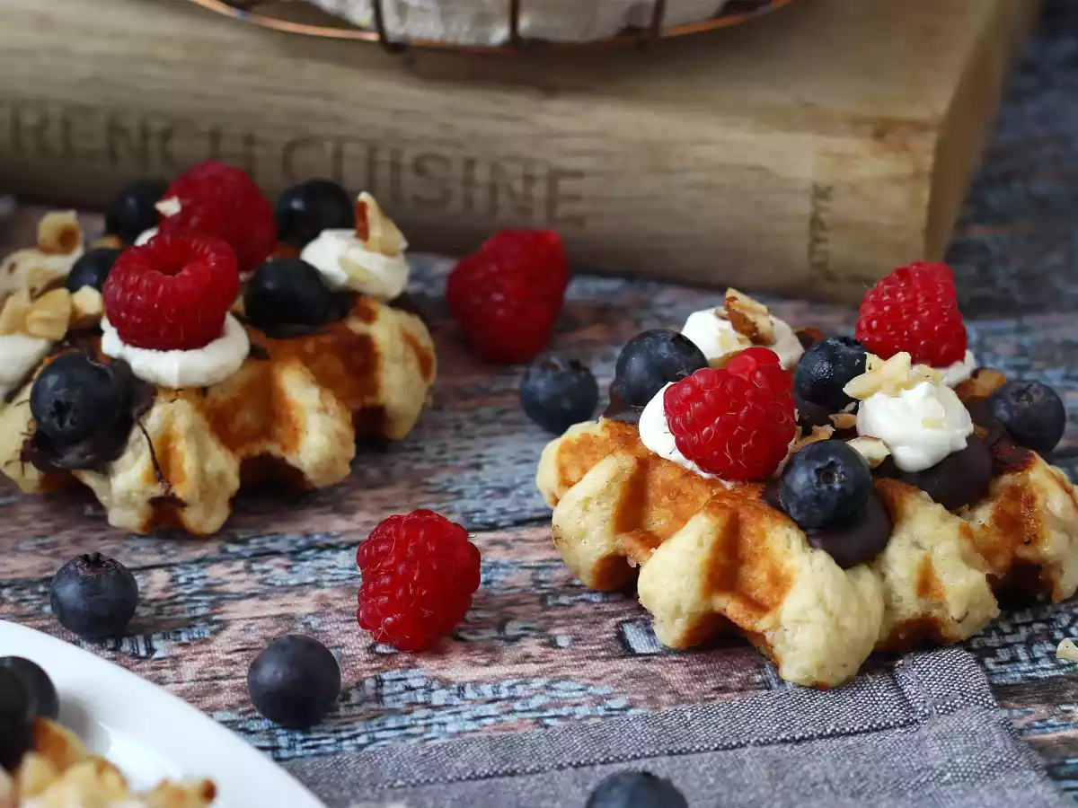 Waffles de frutas, chocolate e creme mascarpone - foto 3