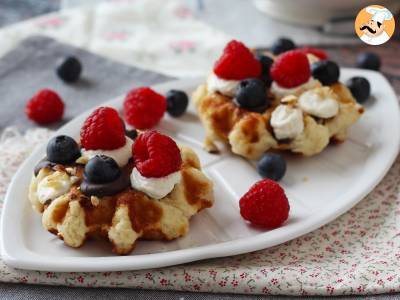 Waffles de frutas, chocolate e creme mascarpone