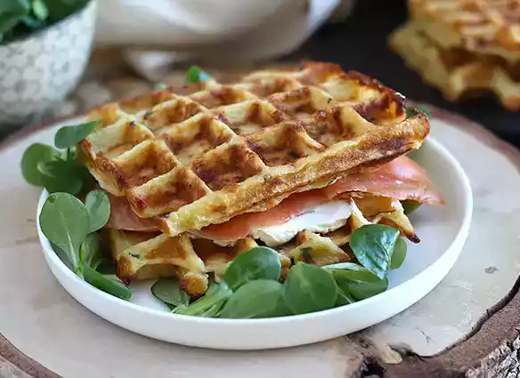 Waffles de salmão e queijo creme (philadelphia)