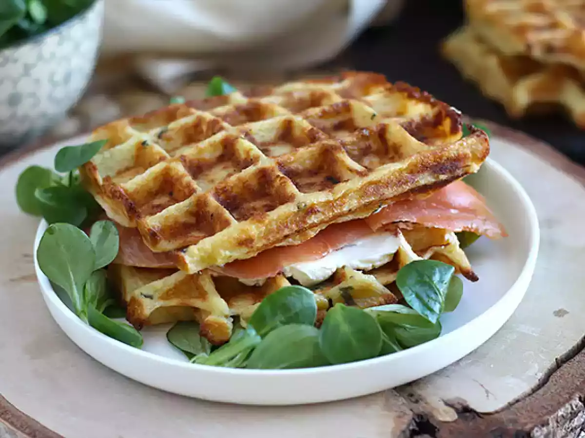 Waffles de salmão e queijo creme (philadelphia)