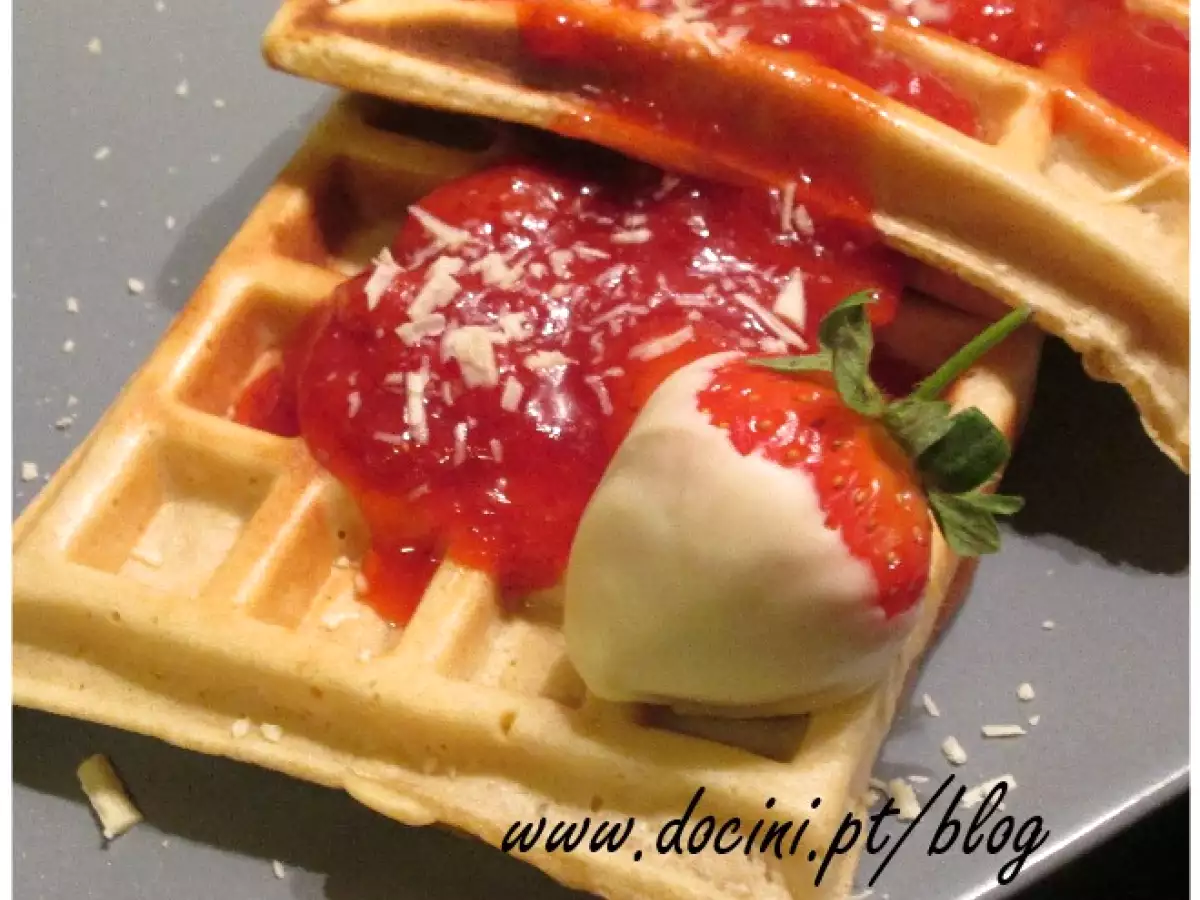 Waffles docinhos com doce de morango