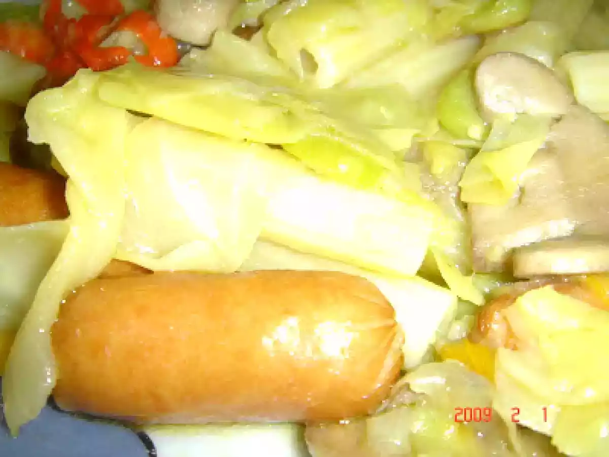 Wok de Legumes com Salsichas e Massa
