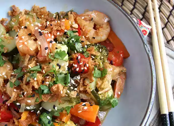 Wok de legumes e camarões