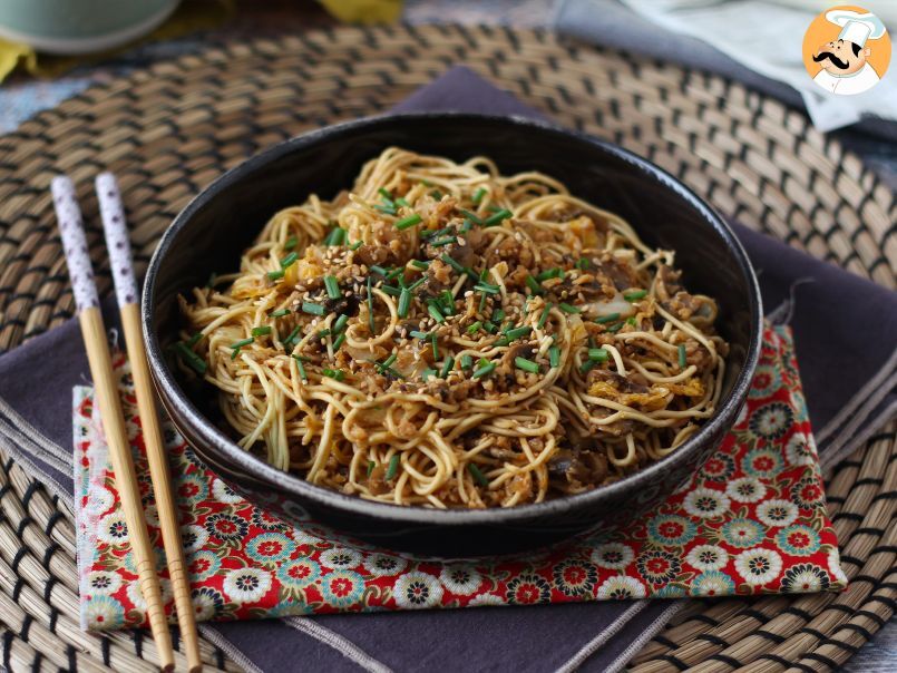 Wok de macarrão chinês, legumes e proteína de soja, foto 1