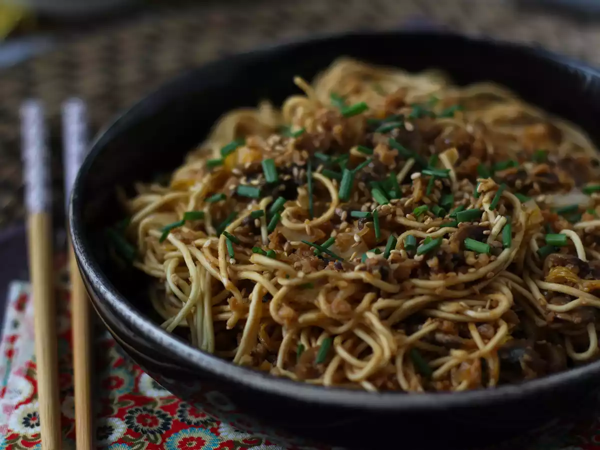 Wok de macarrão chinês, legumes e proteína de soja - foto 2
